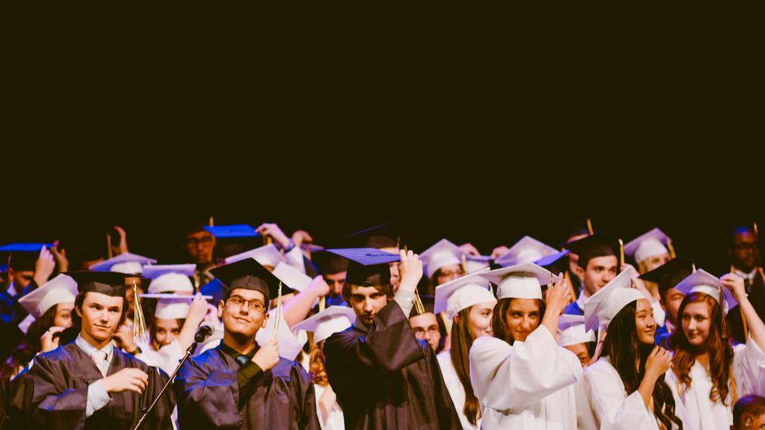 Foto di studenti e studentesse a una cerimonia di laurea