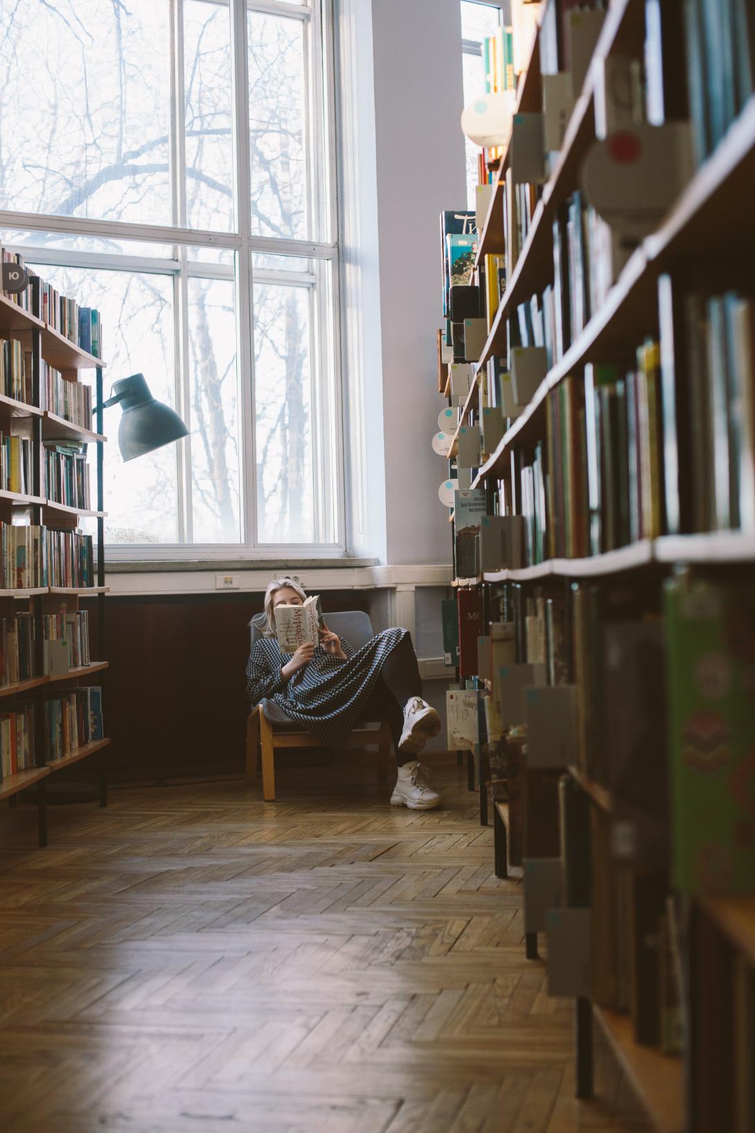 Studentessa in biblioteca